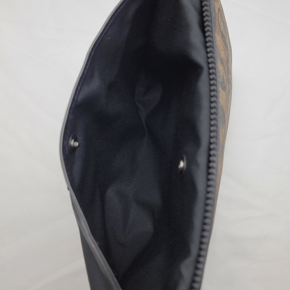 *Sample* Coach Large Pouch In Signature Canvas With Rexy By Guang Yu - Picture 9 of 10